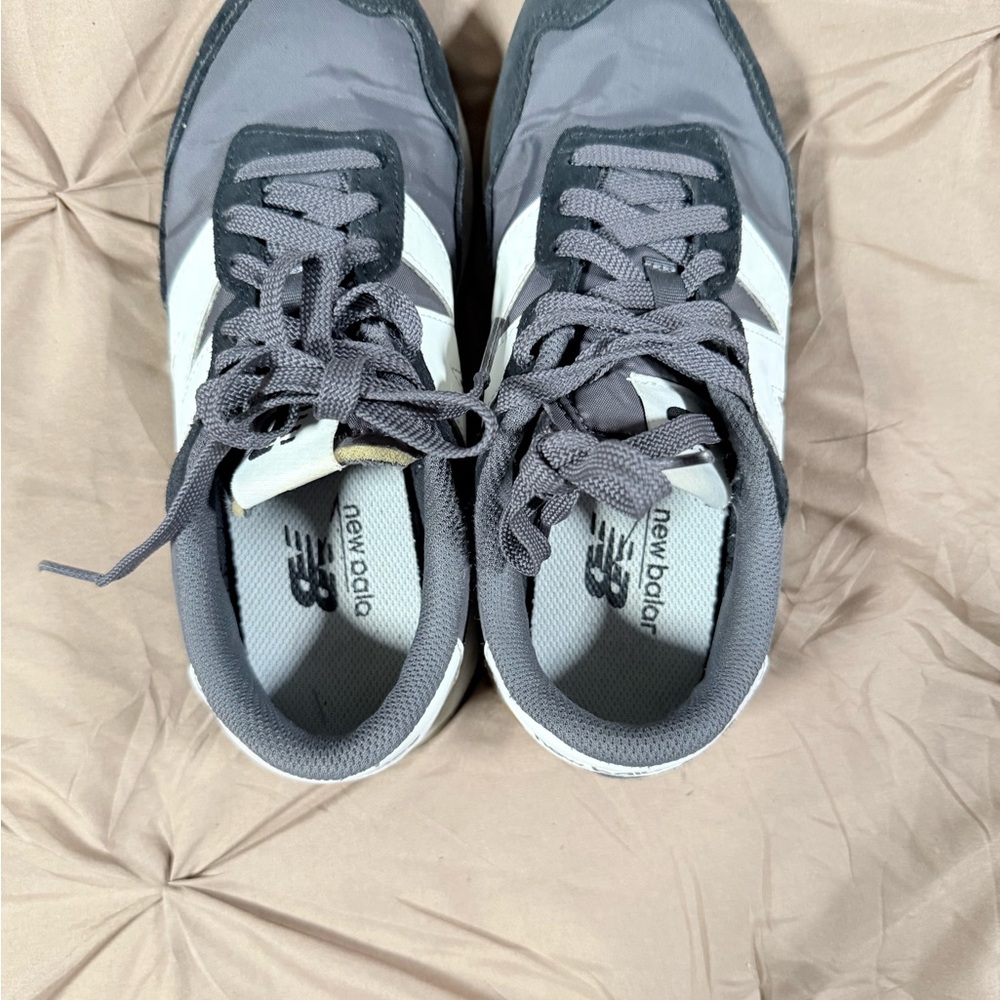 New Balance Men's Gray Black White Retro Sneakers - Picture 4 of 4